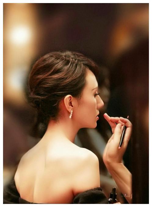 袁泉18岁青涩旧照曝光，当时还有点婴儿肥的她是越来越好看了