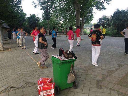 大爷飞踹年轻人,倚老卖老四处圈地受争议