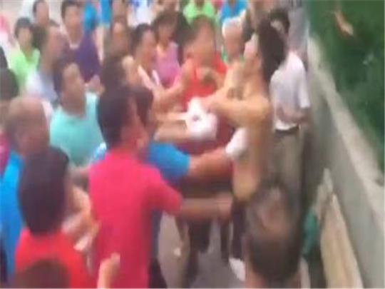 大爷飞踹年轻人,倚老卖老四处圈地受争议