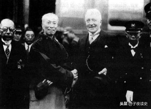 汉奸挥毫写下4个大字流传百年，如今随处可见，死后尸骨无存