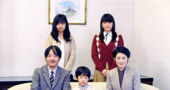 雅子妃备受质疑，纪子妃却被夸赞，不只因生儿子，还有其他原因？