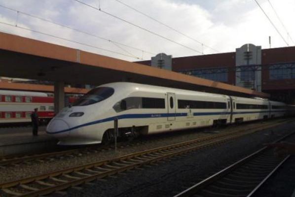 动车突然停车等人大家知道原因后纷纷点赞谅解