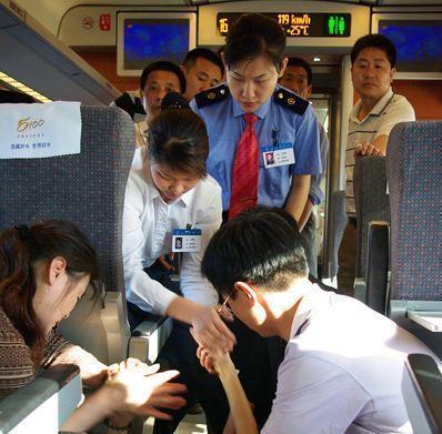 动车突然停车等人大家知道原因后纷纷点赞谅解