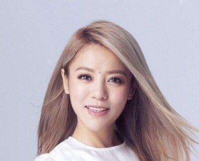 丁当演唱会意外受伤，从2米1的高台摔下