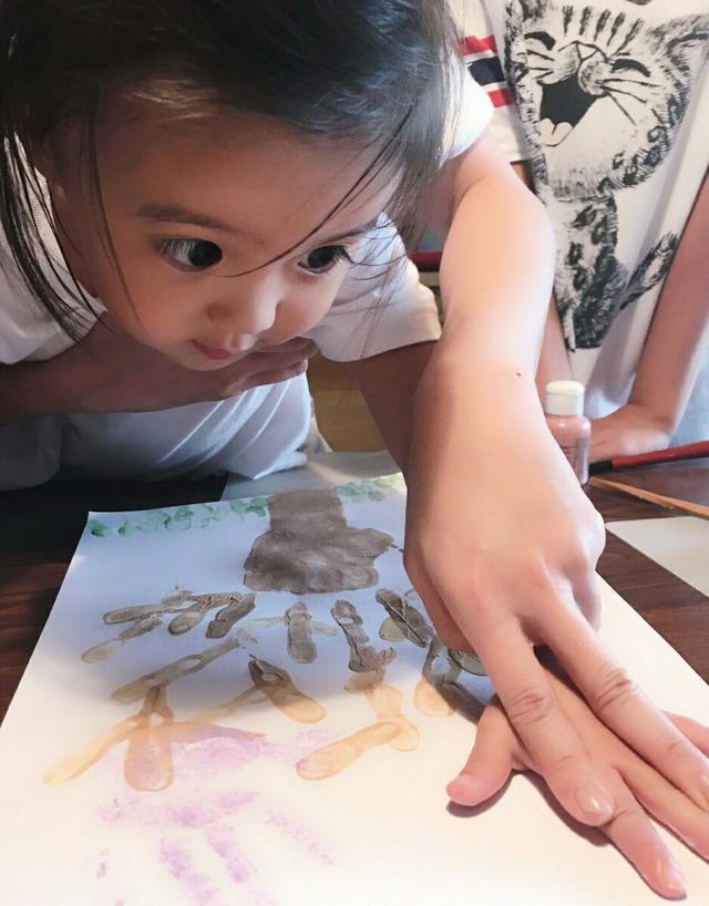 修杰楷小女儿逆袭了，Bo妞眼睛小？长开了，和咘姐一样！