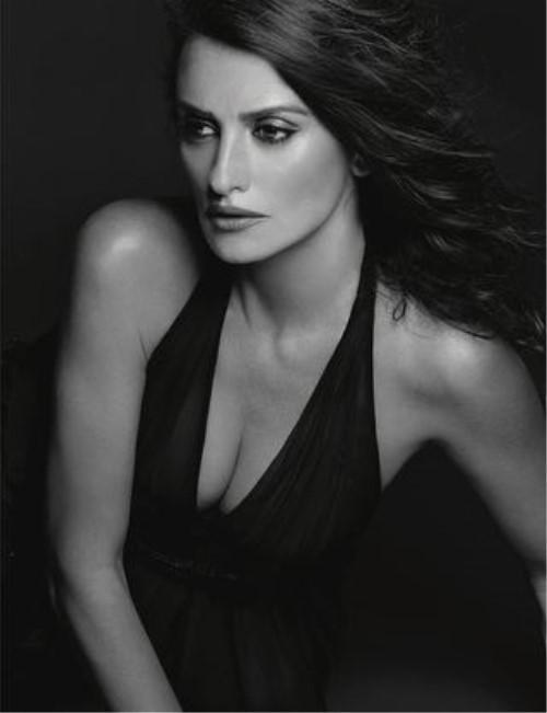 西班牙女神大片曝光,小潘潘收敛狂野气息展优雅