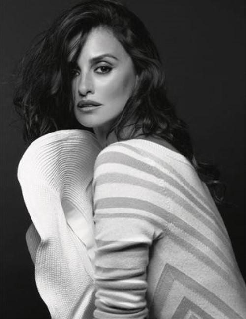 西班牙女神大片曝光,小潘潘收敛狂野气息展优雅