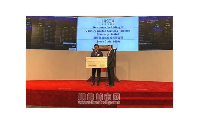 男人暗恋一个人能有多难受？喜欢的人和别人打情骂俏