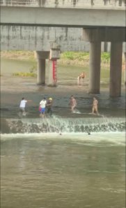 ​成都两名儿童掉进滚水坝，4人跳水多人协助合力救援，目击者：好几位救人者是