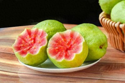 ​被誉为草莓冰激凌的红心芭乐怎么吃才好吃 很多人都不知道！