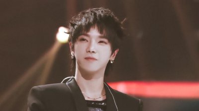 ​华晨宇吸烟不雅照曝光，知道原因后路人反手就是一个赞