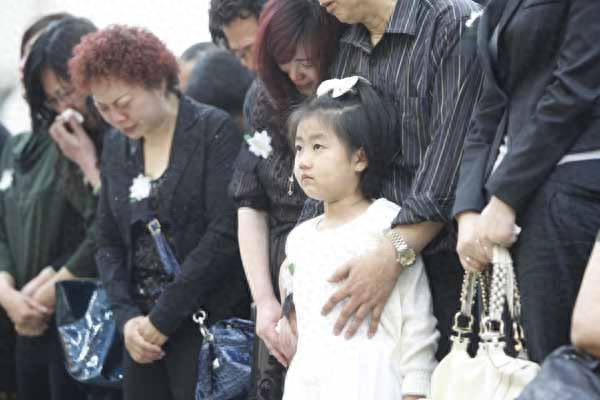 “深圳玫瑰”邢丹葬礼，与老公丛飞合葬，五岁女儿抱遗像痛哭千人送别