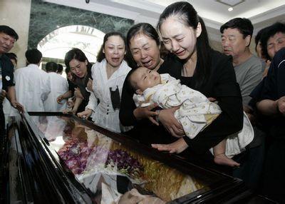 “深圳玫瑰”邢丹葬礼，与老公丛飞合葬，五岁女儿抱遗像痛哭千人送别