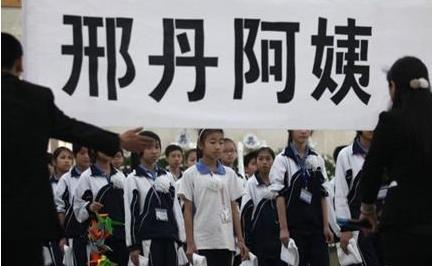 “深圳玫瑰”邢丹葬礼，与老公丛飞合葬，五岁女儿抱遗像痛哭千人送别