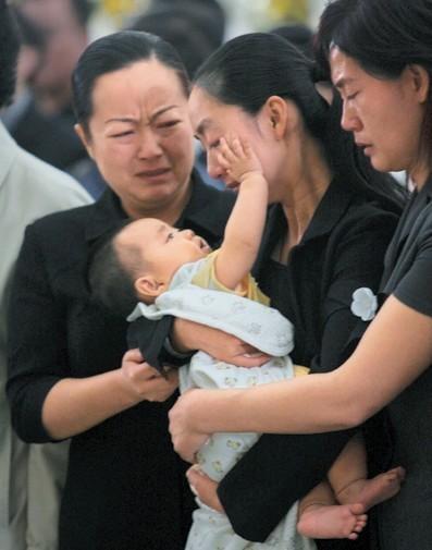 “深圳玫瑰”邢丹葬礼，与老公丛飞合葬，五岁女儿抱遗像痛哭千人送别