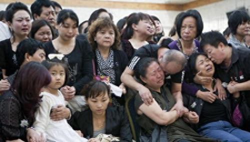 “深圳玫瑰”邢丹葬礼，与老公丛飞合葬，五岁女儿抱遗像痛哭千人送别