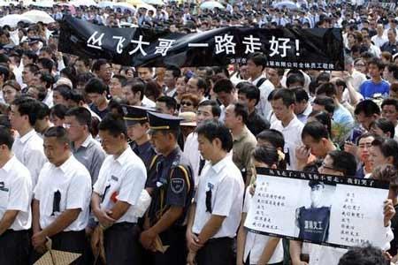 “深圳玫瑰”邢丹葬礼，与老公丛飞合葬，五岁女儿抱遗像痛哭千人送别