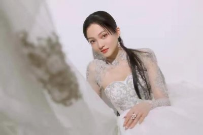 ​一代歌后张韶涵，艰难困苦的经历淬炼了今日的她