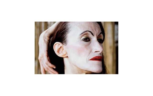 老公当着我的面和别人暧昧说明什么