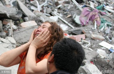 ​汶川地震中8个催泪瞬间，母亲对着废墟撕心裂肺的哭，孩子在里面