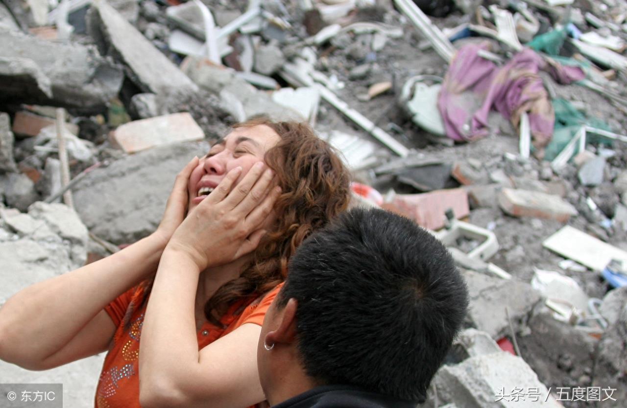 汶川地震中8个催泪瞬间，母亲对着废墟撕心裂肺的哭，孩子在里面