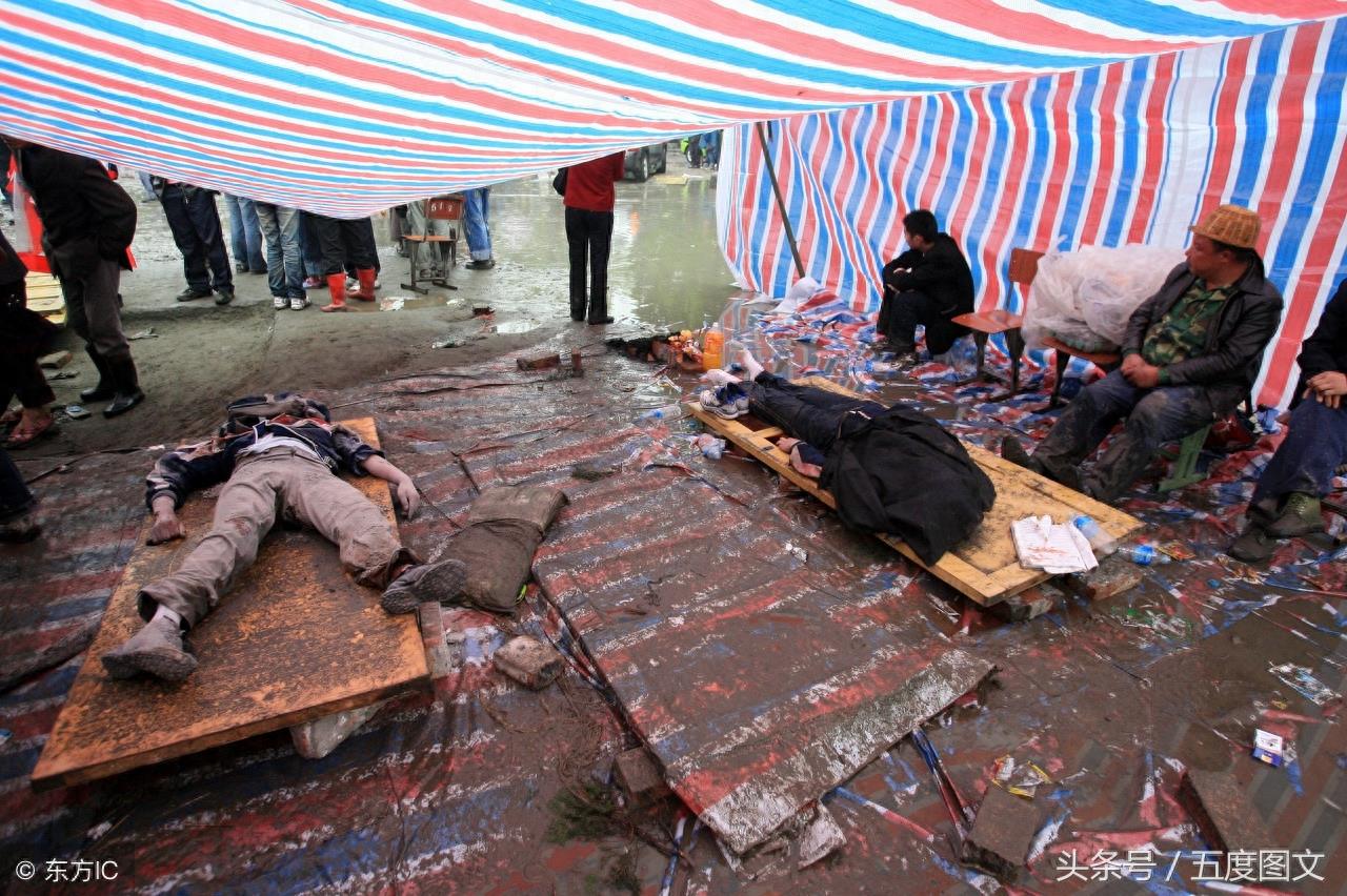 汶川地震中8个催泪瞬间，母亲对着废墟撕心裂肺的哭，孩子在里面