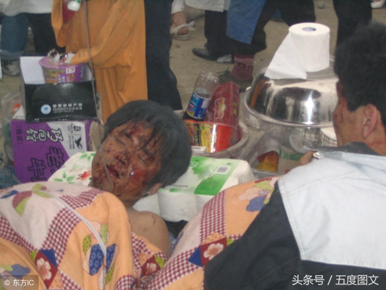 汶川地震中8个催泪瞬间，母亲对着废墟撕心裂肺的哭，孩子在里面