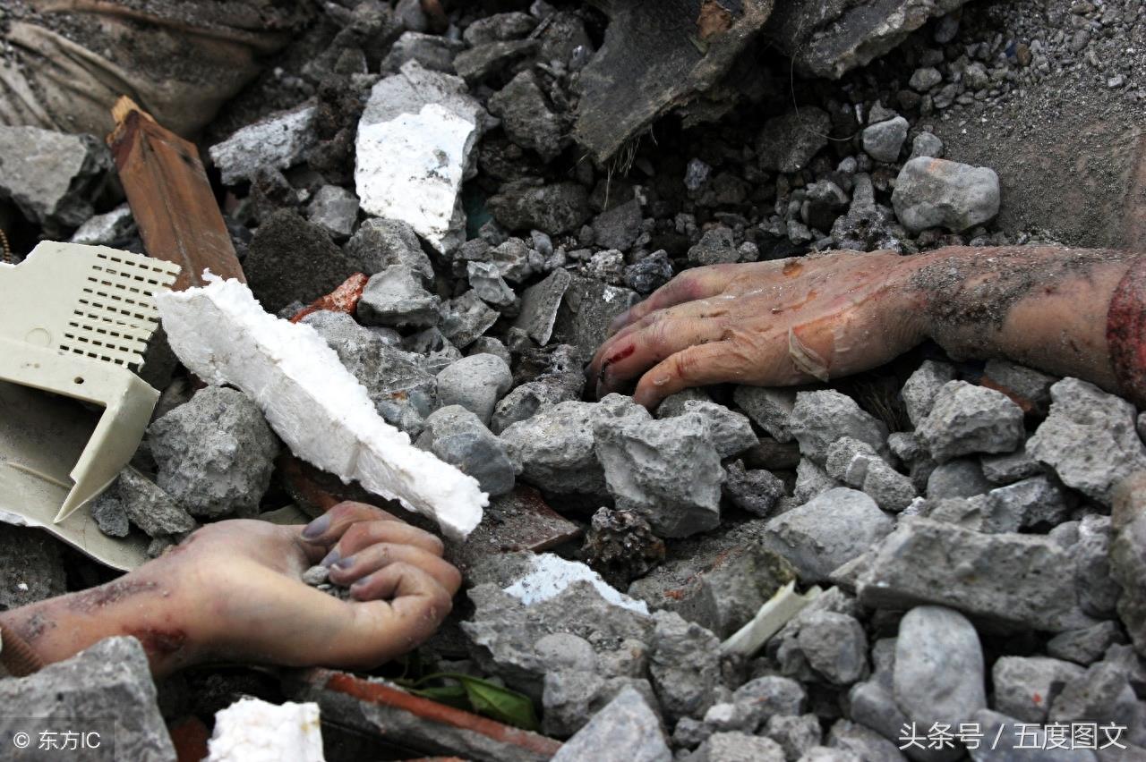 汶川地震中8个催泪瞬间，母亲对着废墟撕心裂肺的哭，孩子在里面