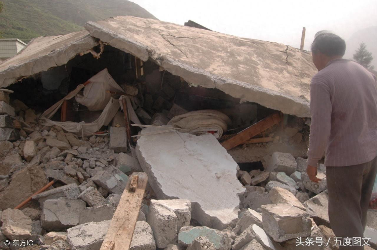 汶川地震中8个催泪瞬间，母亲对着废墟撕心裂肺的哭，孩子在里面