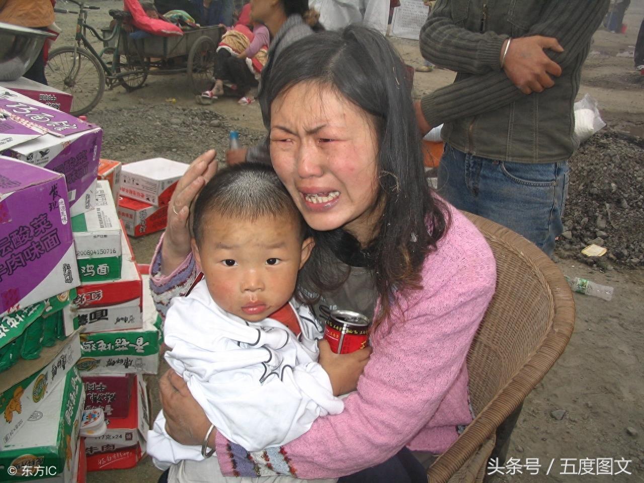 汶川地震中8个催泪瞬间，母亲对着废墟撕心裂肺的哭，孩子在里面