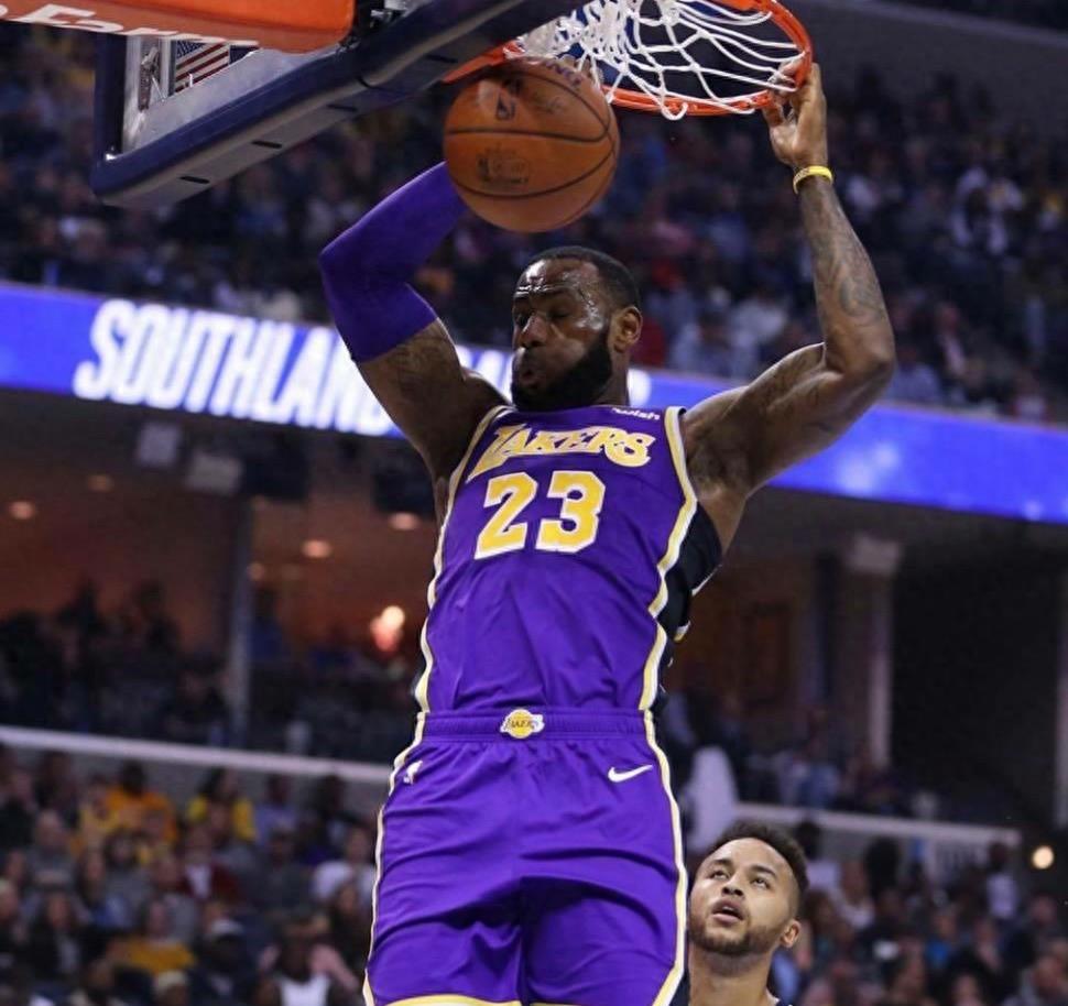 詹姆斯湖人生涯九张霸气扣篮照，你最喜欢哪个？