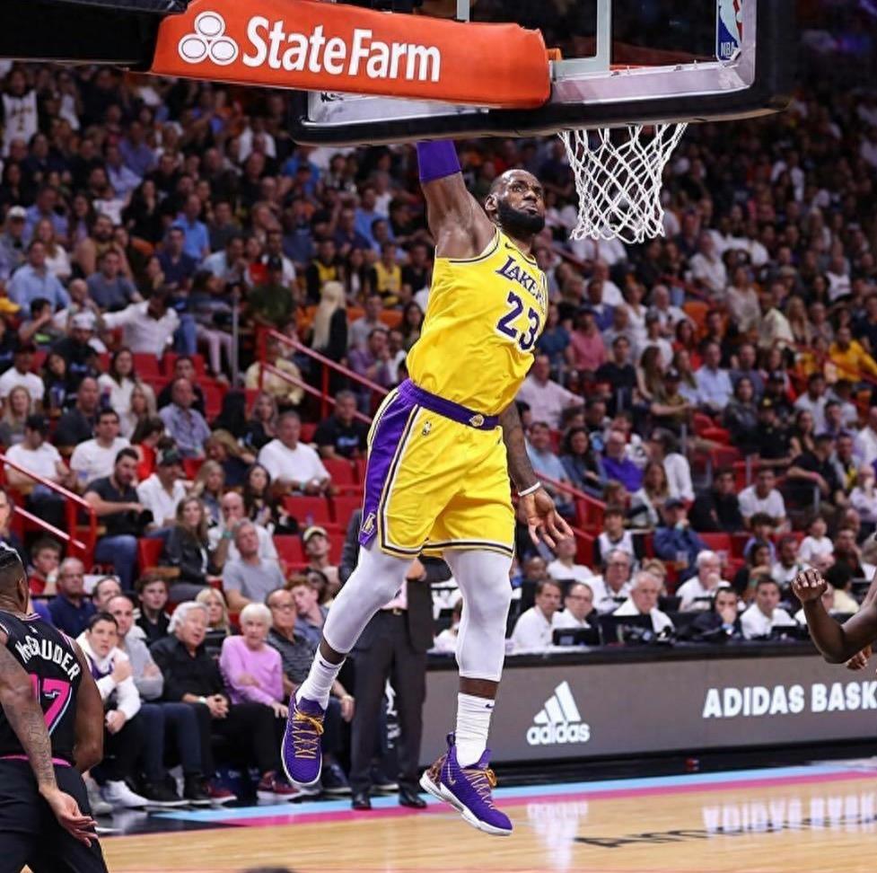 詹姆斯湖人生涯九张霸气扣篮照，你最喜欢哪个？