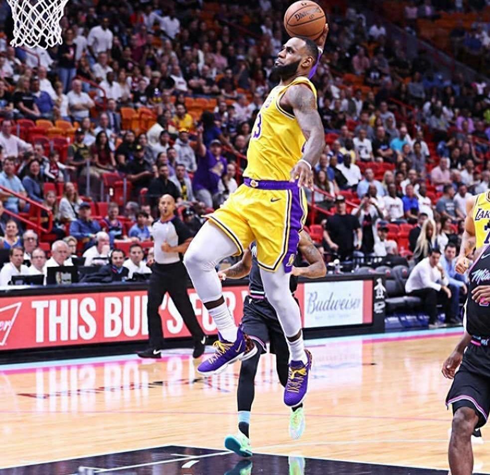 詹姆斯湖人生涯九张霸气扣篮照，你最喜欢哪个？