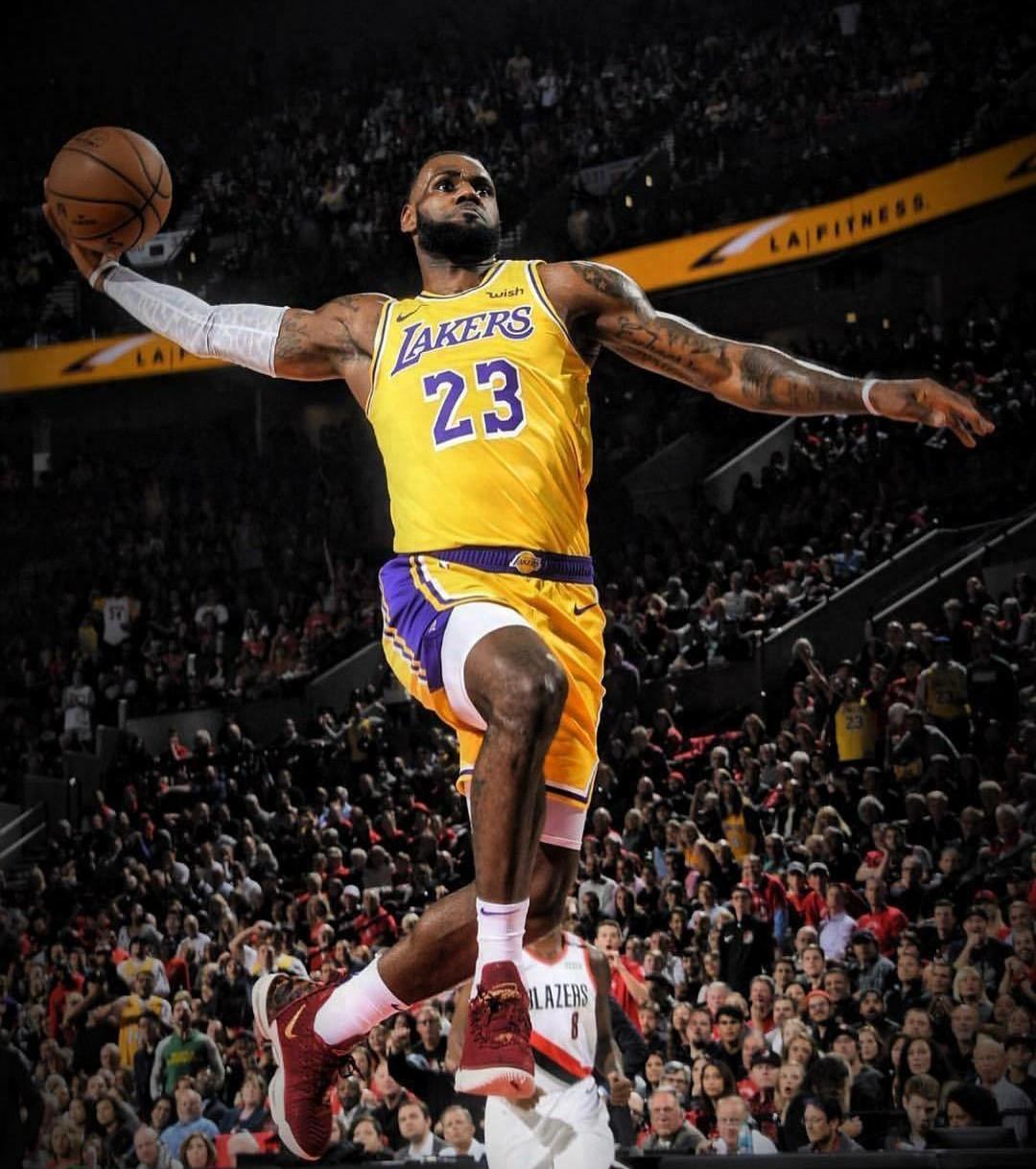 詹姆斯湖人生涯九张霸气扣篮照，你最喜欢哪个？