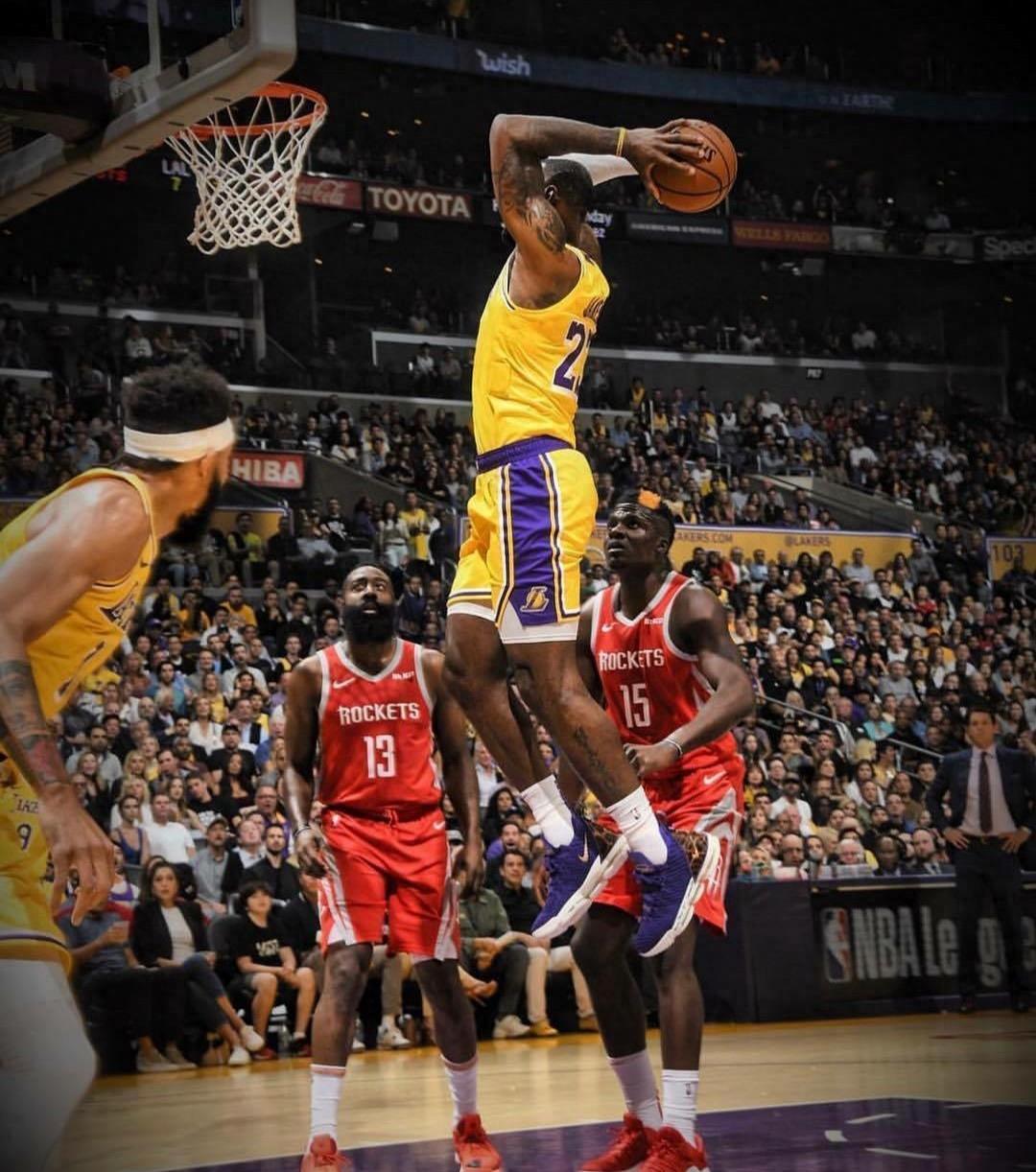 詹姆斯湖人生涯九张霸气扣篮照，你最喜欢哪个？