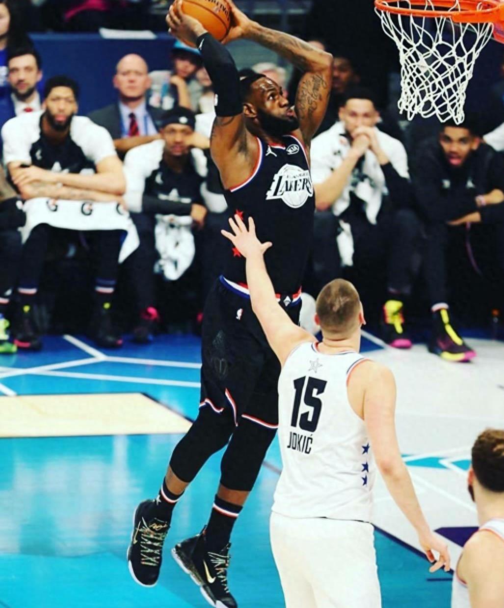 詹姆斯湖人生涯九张霸气扣篮照，你最喜欢哪个？