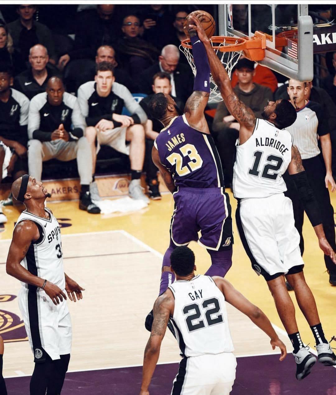 詹姆斯湖人生涯九张霸气扣篮照，你最喜欢哪个？