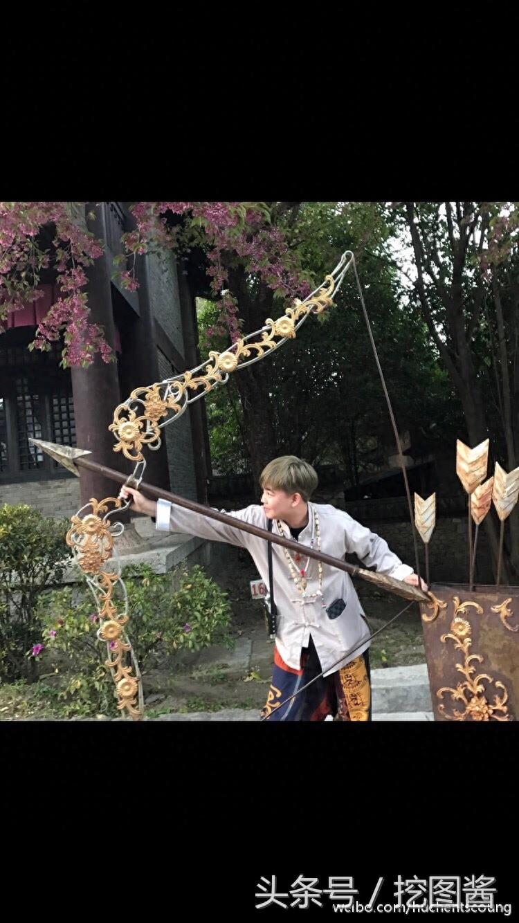 变形记主人公 易虎臣的现状，自己当老板了，女朋友很漂亮！