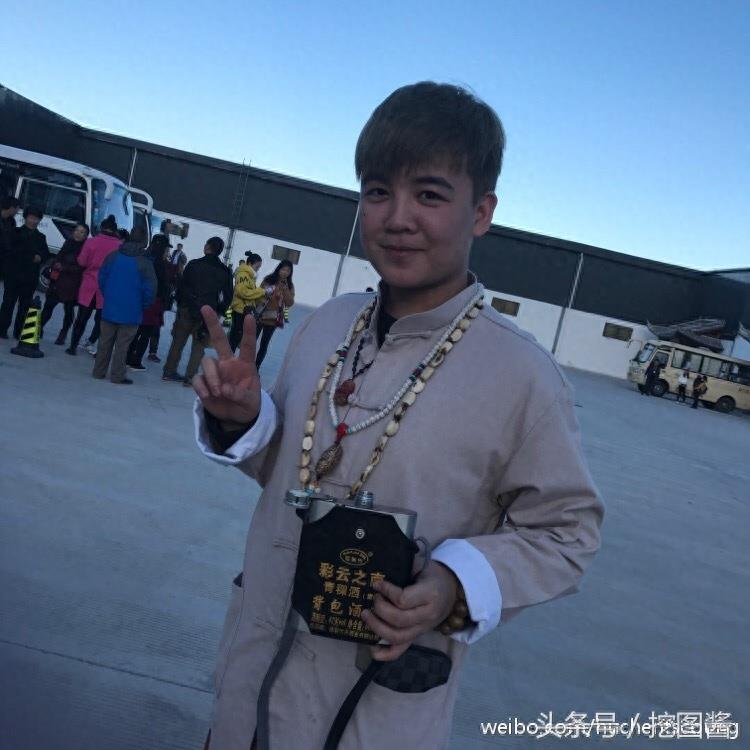 变形记主人公 易虎臣的现状，自己当老板了，女朋友很漂亮！