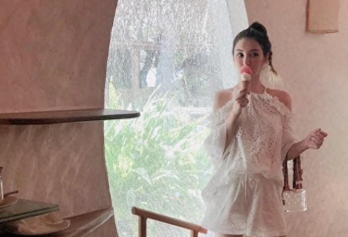 李雨桐夏日装扮露香肩秀美腿 扎马尾辫俏皮舔冰淇淋