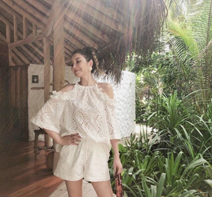 李雨桐夏日装扮露香肩秀美腿 扎马尾辫俏皮舔冰淇淋