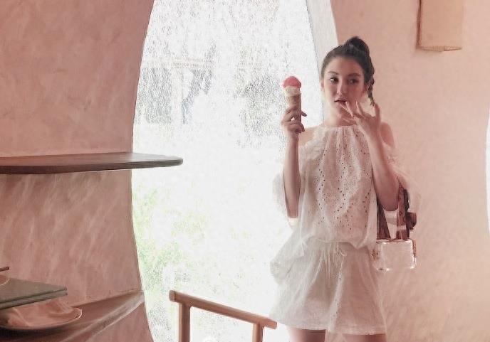 李雨桐夏日装扮露香肩秀美腿 扎马尾辫俏皮舔冰淇淋