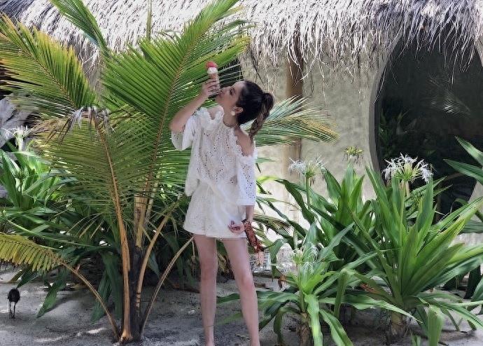 李雨桐夏日装扮露香肩秀美腿 扎马尾辫俏皮舔冰淇淋