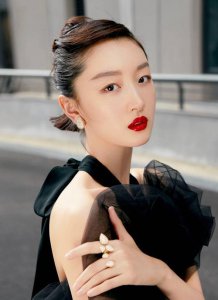 ​周冬雨勇敢面对传闻，展现真实坚守，引发关注！