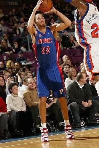 詹姆斯投篮动作有多丑，十大标志性的投篮姿势 等你来！