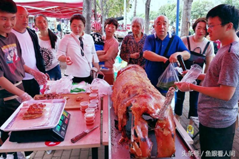 黄金猪38元一斤 市民品尝后说还不错 特别是乘热吃最佳