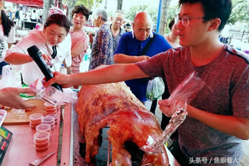 黄金猪38元一斤 市民品尝后说还不错 特别是乘热吃最佳