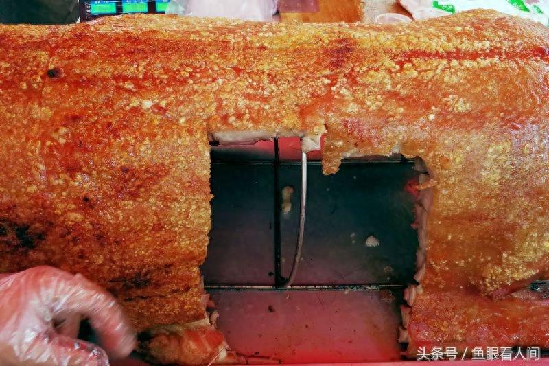 黄金猪38元一斤 市民品尝后说还不错 特别是乘热吃最佳