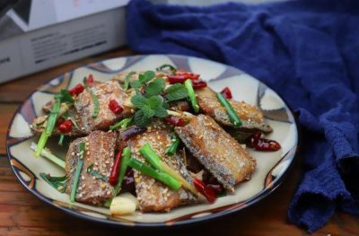 ​干煸香煎带鱼，香辣美味，十足的好吃，酥脆可口，