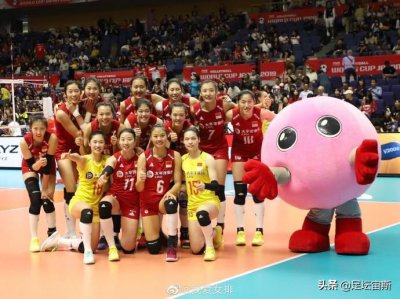 ​朱婷骑挂袁心玥身上！互摸下巴庆祝 女排2米功臣瘫躺地上浑身湿透